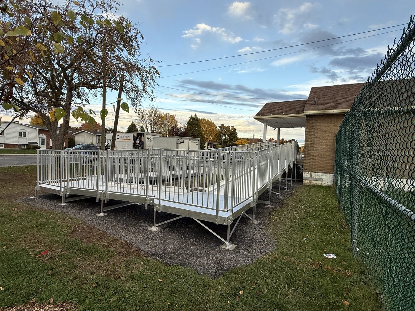 Rampe ajourée bâtiment commercial