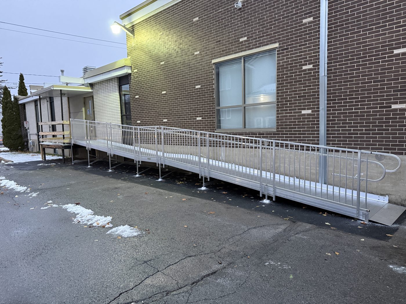 Rampe barrotins mur de briques institutionnel