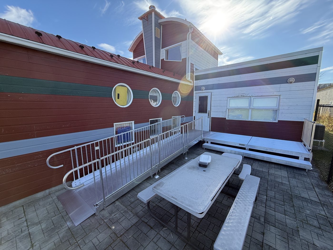 Installation commerciale rampe avec garde-corps