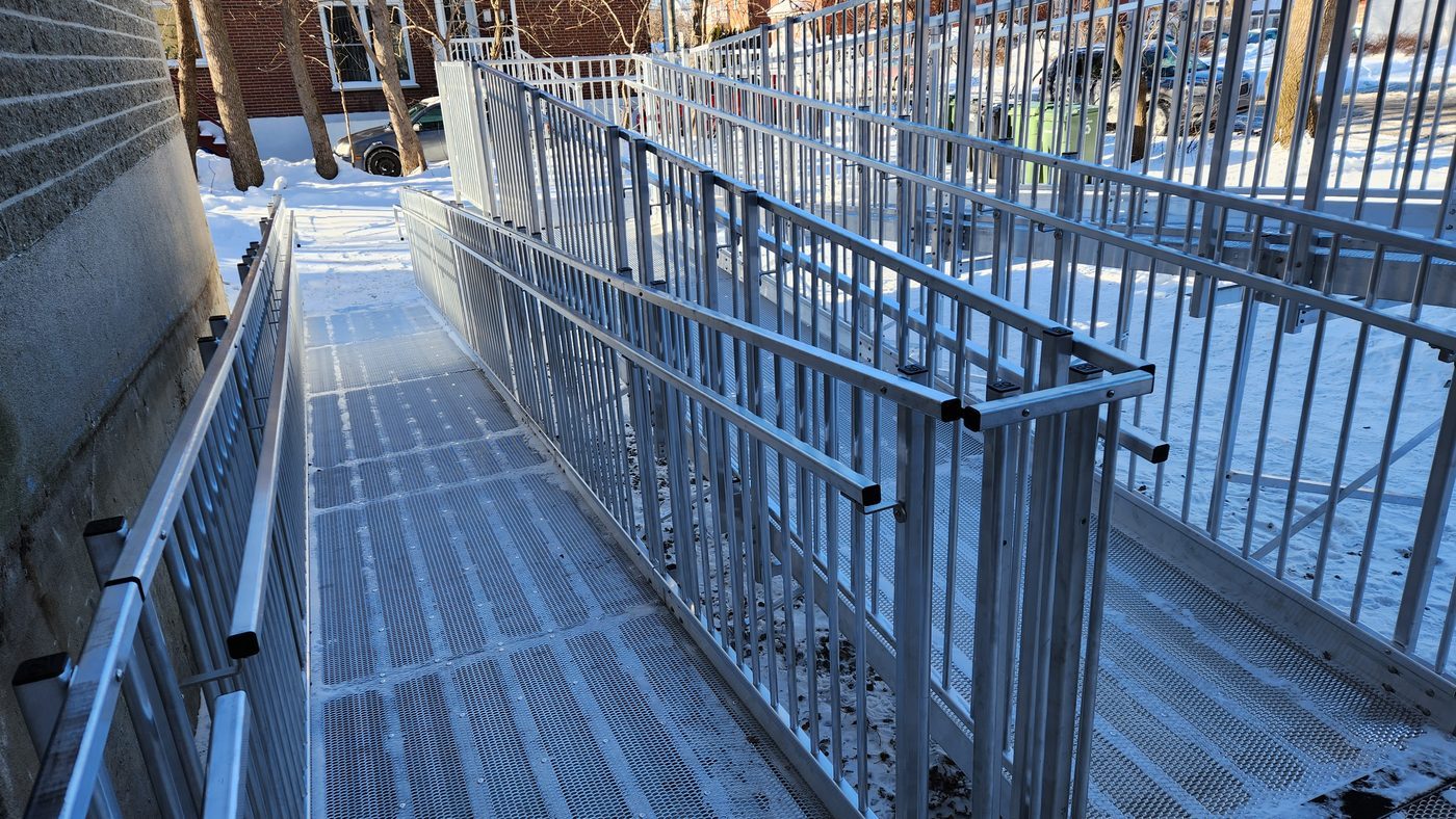 Rampe mailles barrotins corridor commercial