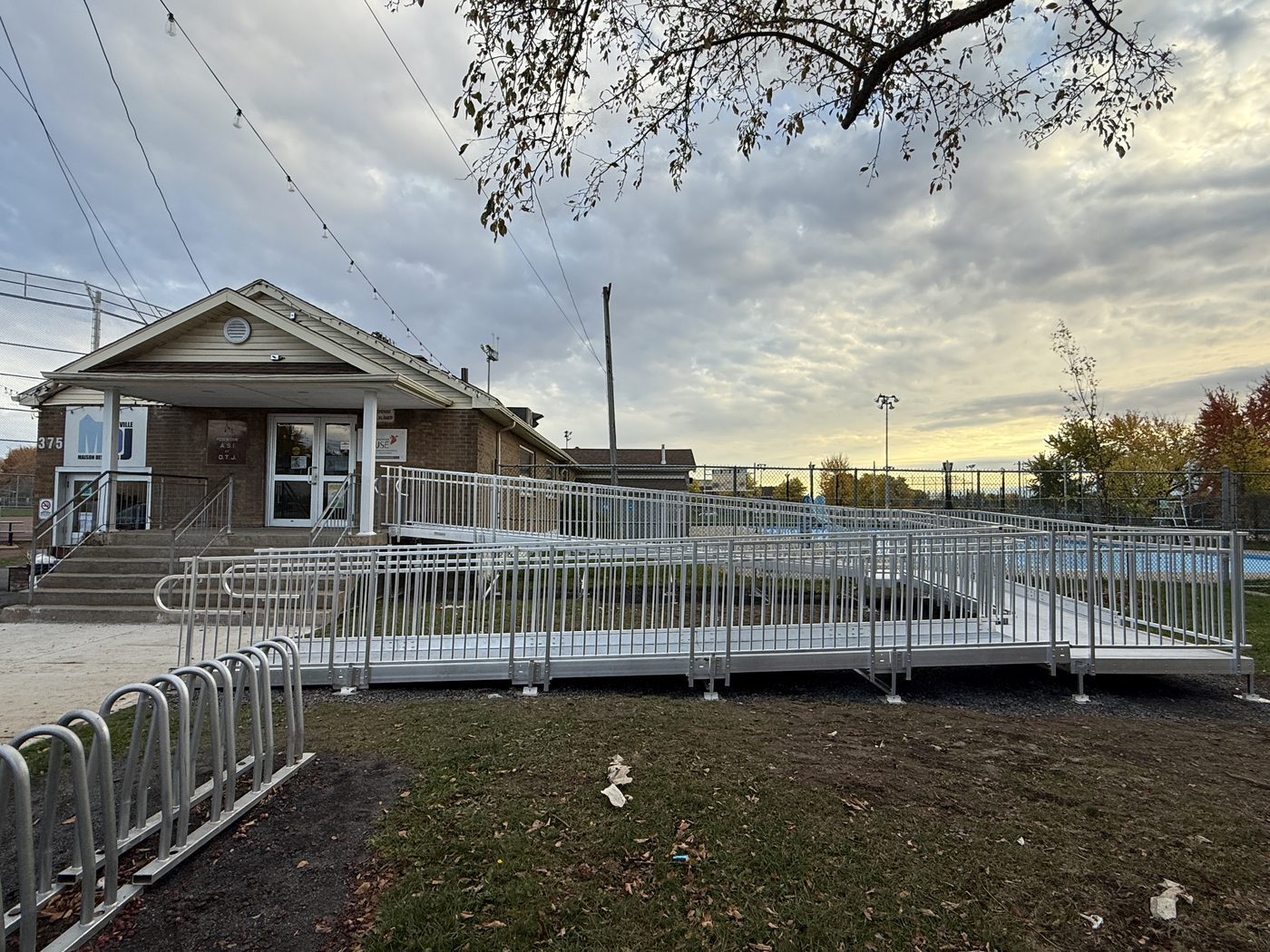 Rampe bâtiment municipal automne