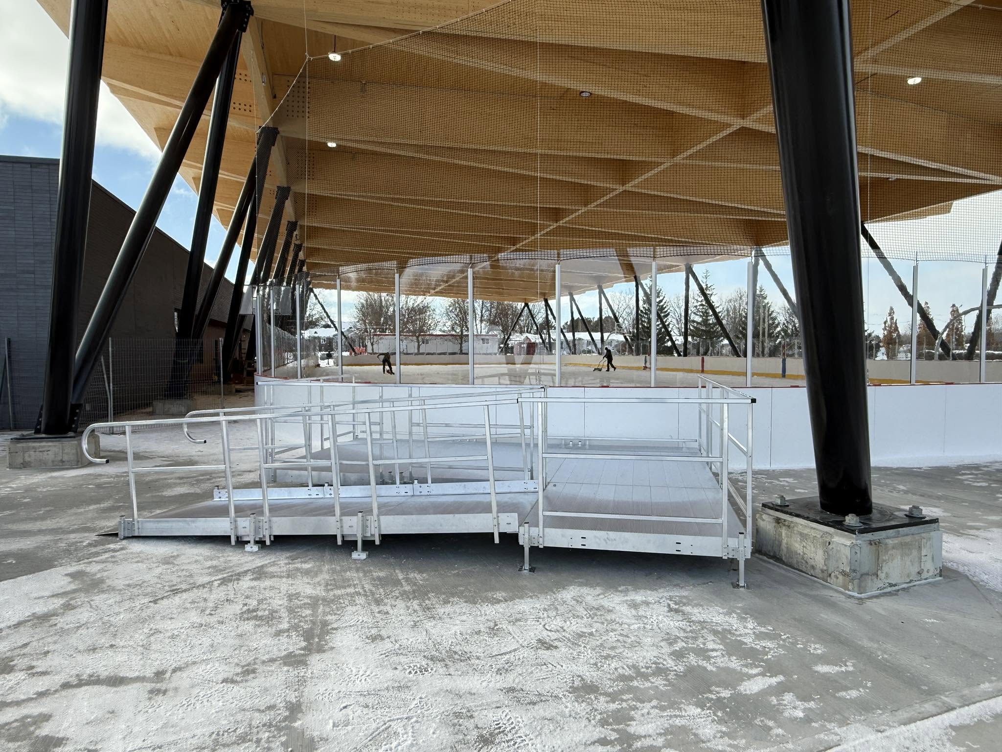 Rampe droite standard — accès patinoire extérieure municipale