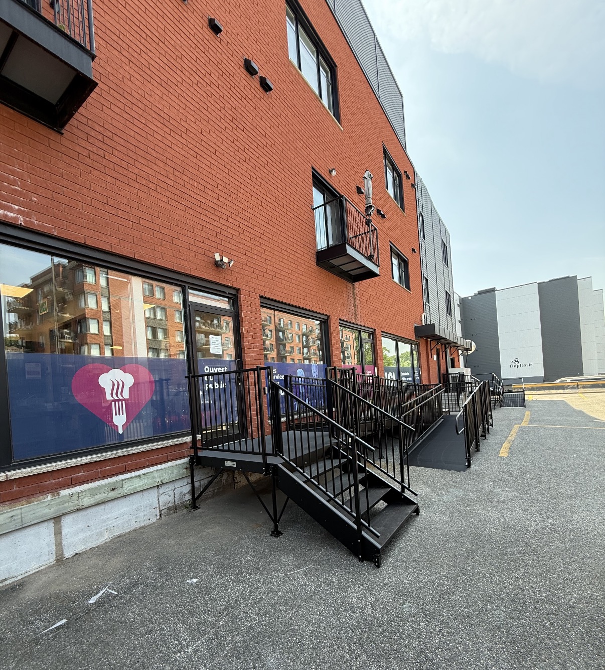 Rampe accès restaurant commercial — vue ensemble