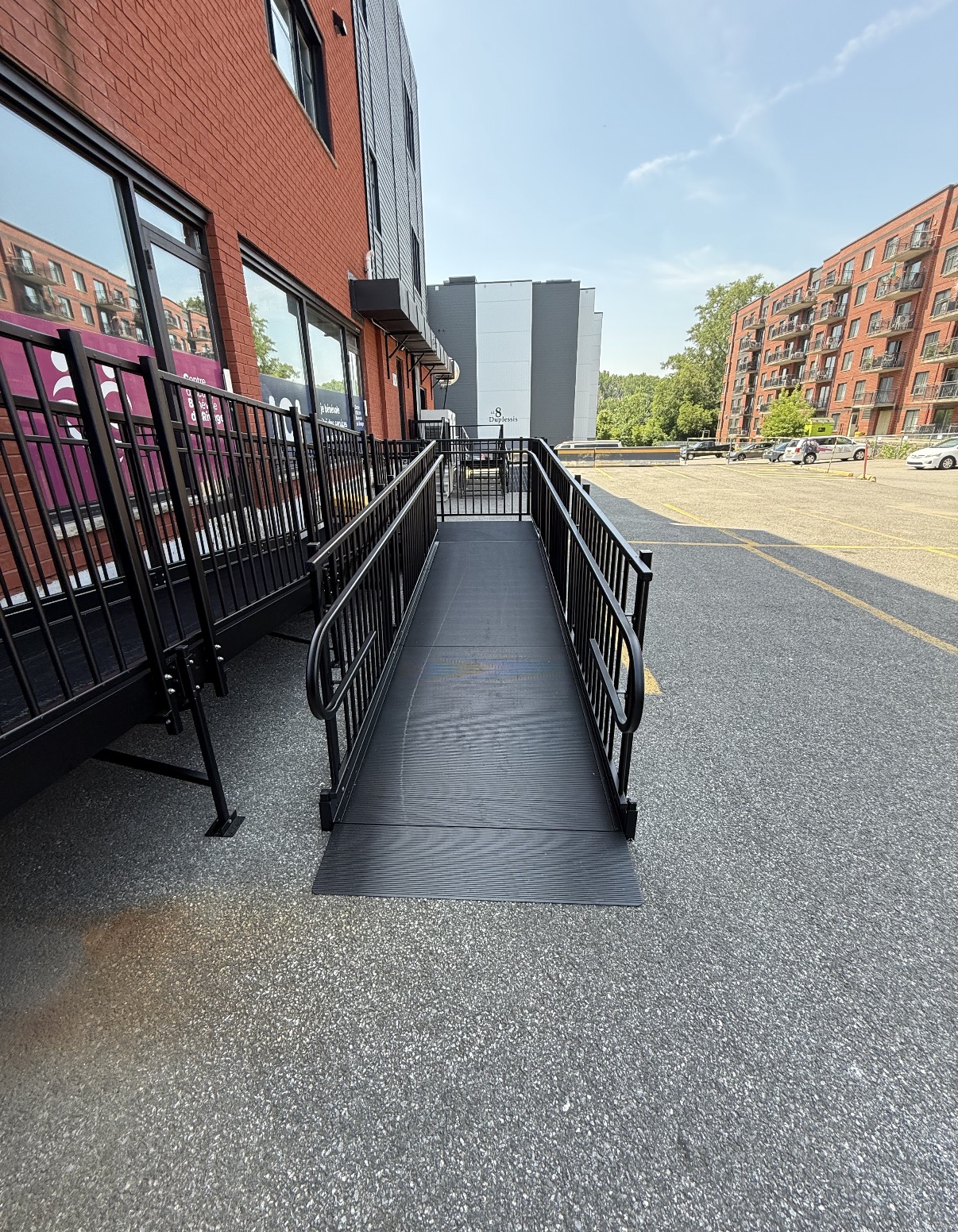 Rampe accès restaurant commercial — vue rapprochée