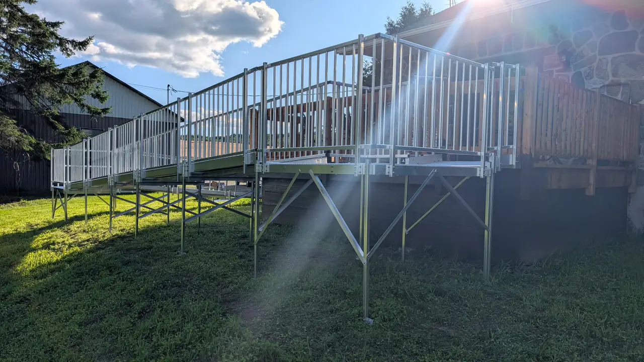 Rampe en L barrotins — installation avec plateforme balcon