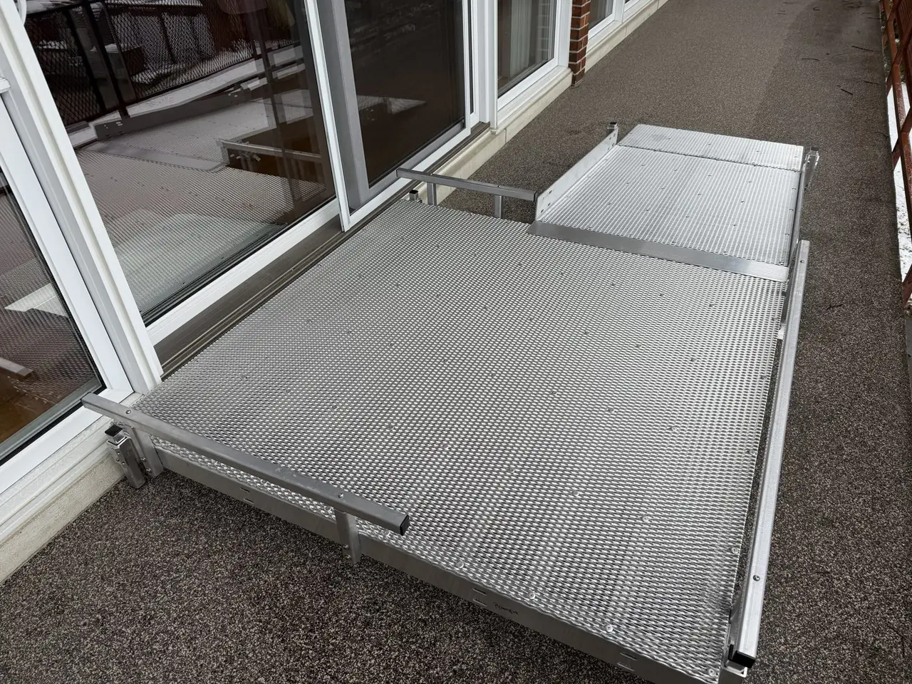 Plateforme balcon avec garde-corps