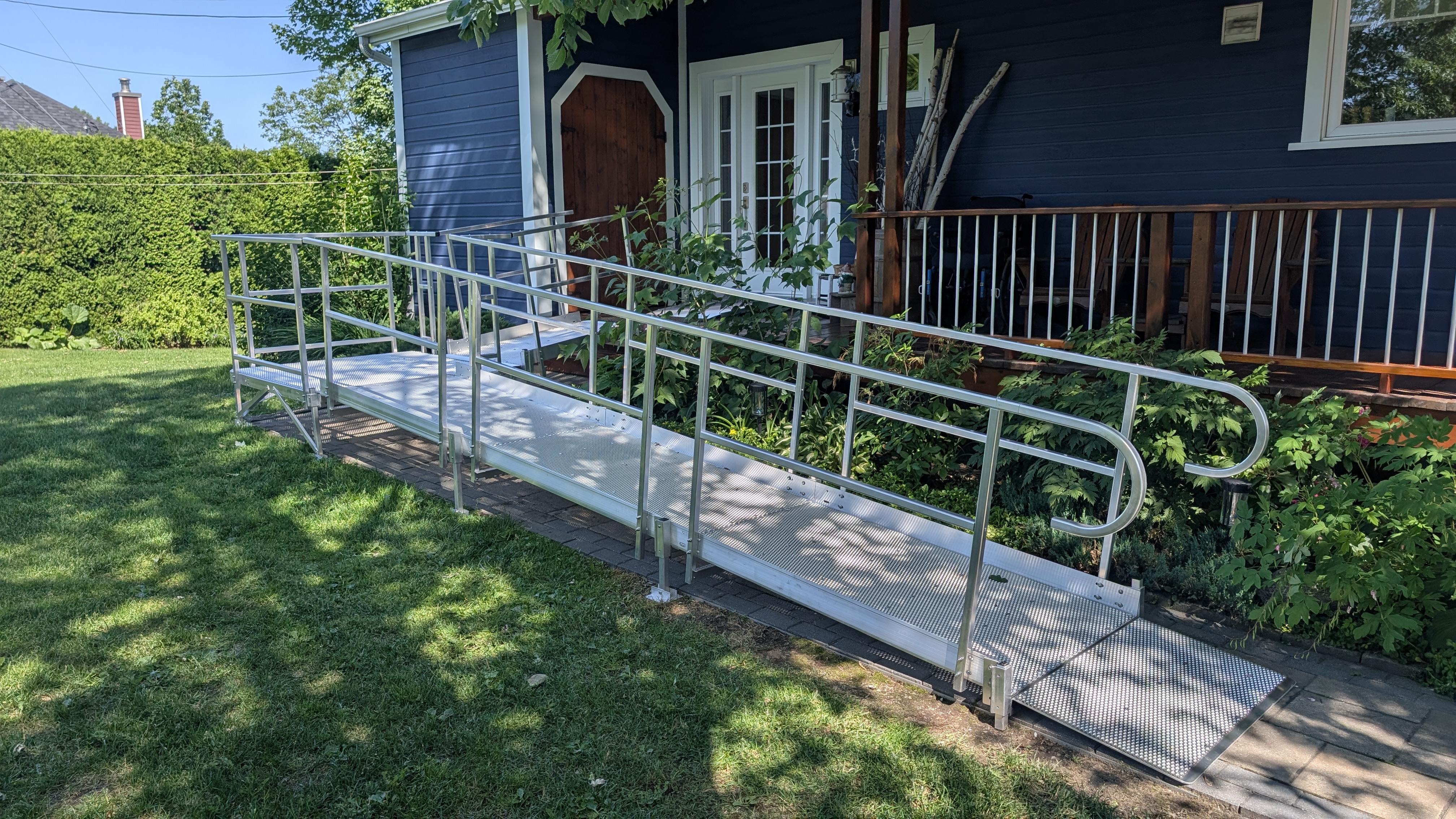 Rampe droite résidentielle maison bleue