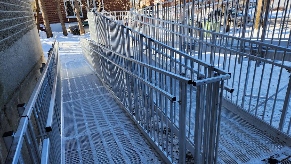 Rampe commerciale longue portée avec garde-corps mailles aluminium