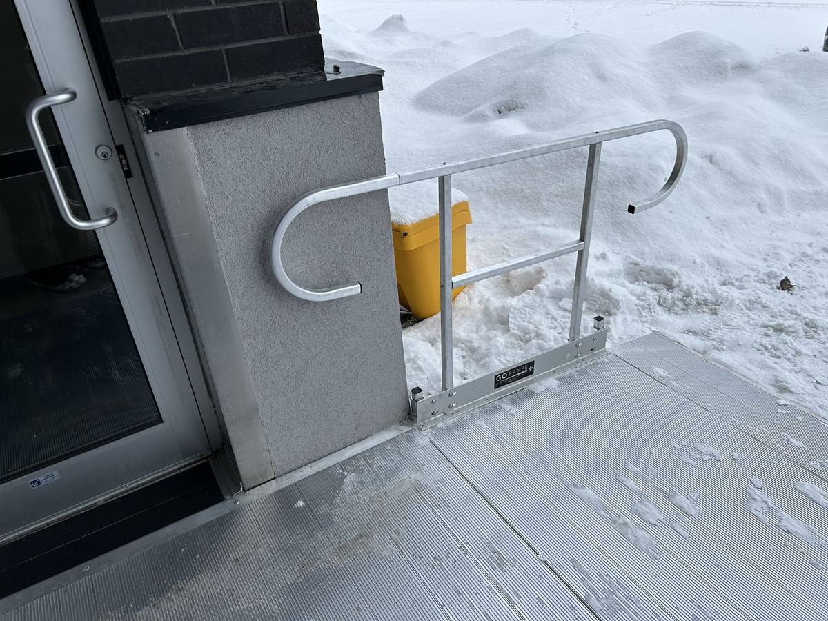 Rampe d'accès entrée principale bâtiment résidentiel