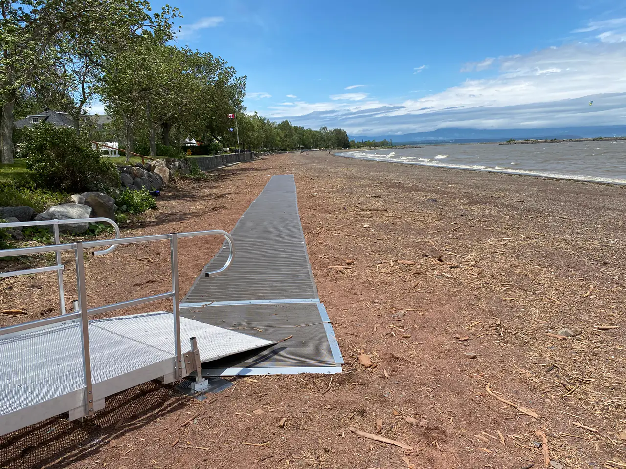 Tapis plage AccessMat installé sur une plage