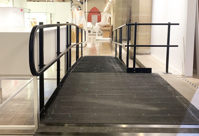 Rampe institutionnelle aluminium robuste